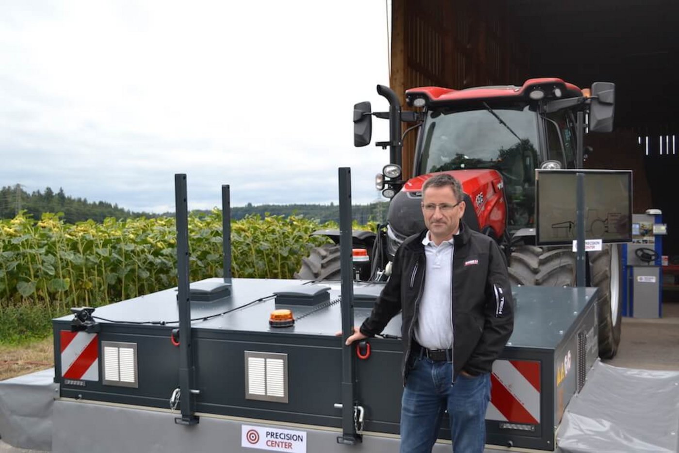 Fritz Hofer, Landmaschinentechnker bei der Bucher Landtechnik AG schildert, dass nach der Behandlung mit Strom Regenwürmer aus der Erde kommen. (Bild jsc)