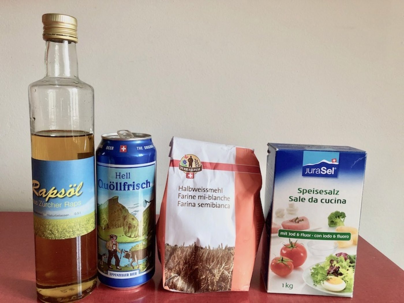Öl, Bier, Mehl und Salz hat man fast immer zu Hause. Und fertig ist der Pizzateig. 