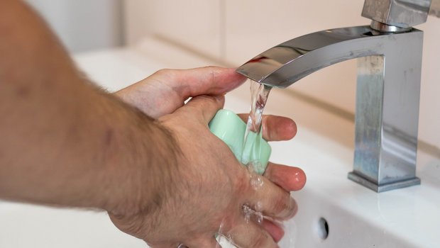 Neben Abstand zu anderen Personen wird empfohlen, sich oft und gründlich die Hände zu waschen. (Bild Pixabay)