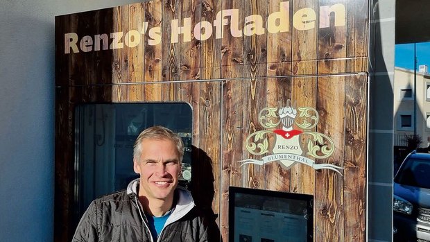 Seit rund einem Mona Seit rund einem Monat besitzt der ehemalige Mister Schweiz Renzo Blumenthal einen Verkaufsautomaten, und er ist sehr zufrieden damit.