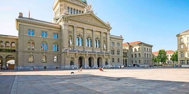 Drei Vorstösse fordern mit Marktbeobachtungen mehr Schutz vor missbräuchlichen Praktiken. Bild: Parlamentsdienste