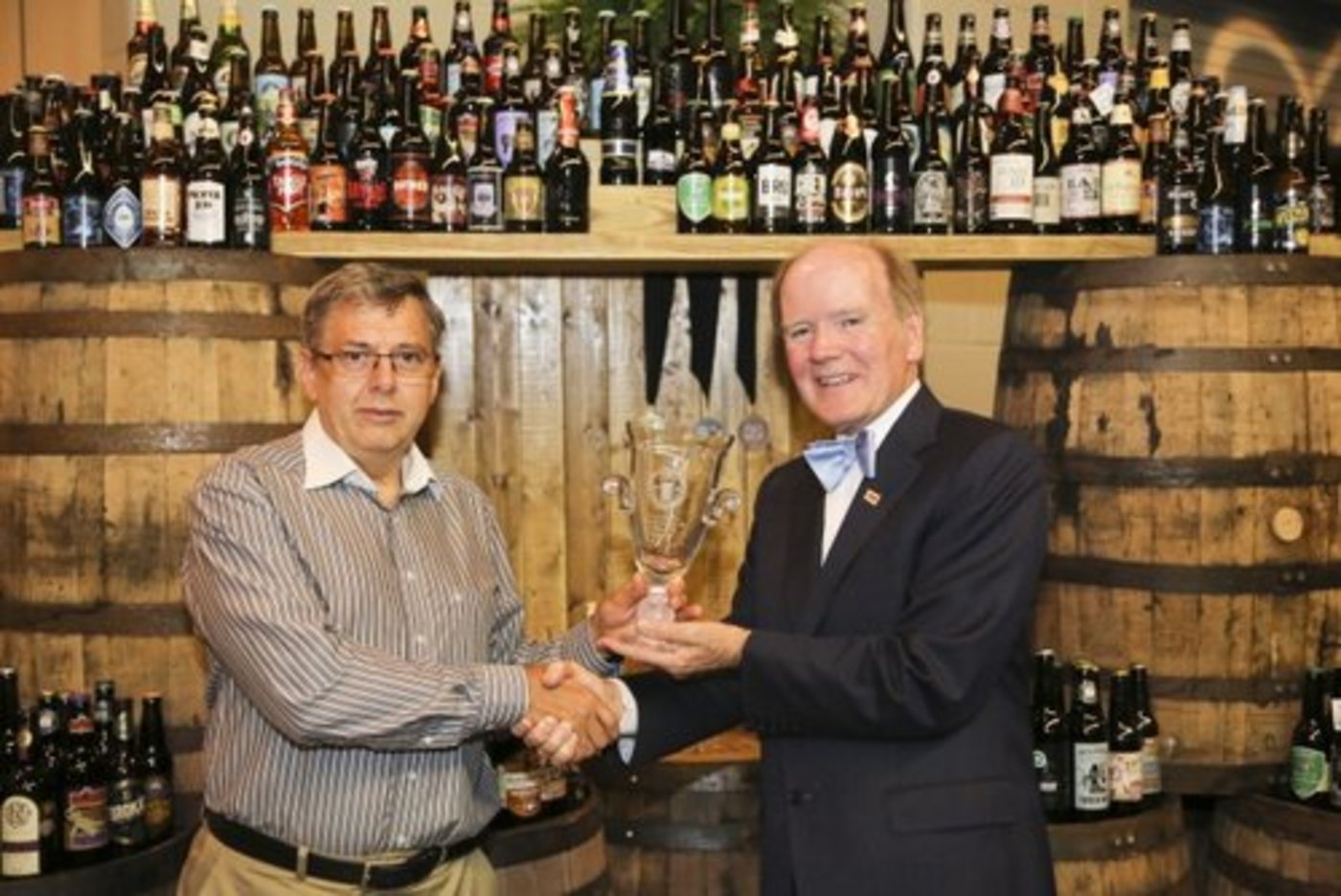 Alltech-Chef Pearse Lyons übergibt Levente Gati aus Ungarn den Siegerpokal des Alltech Commonwealth Craft Beer Cup. (Bild: zimmcom)