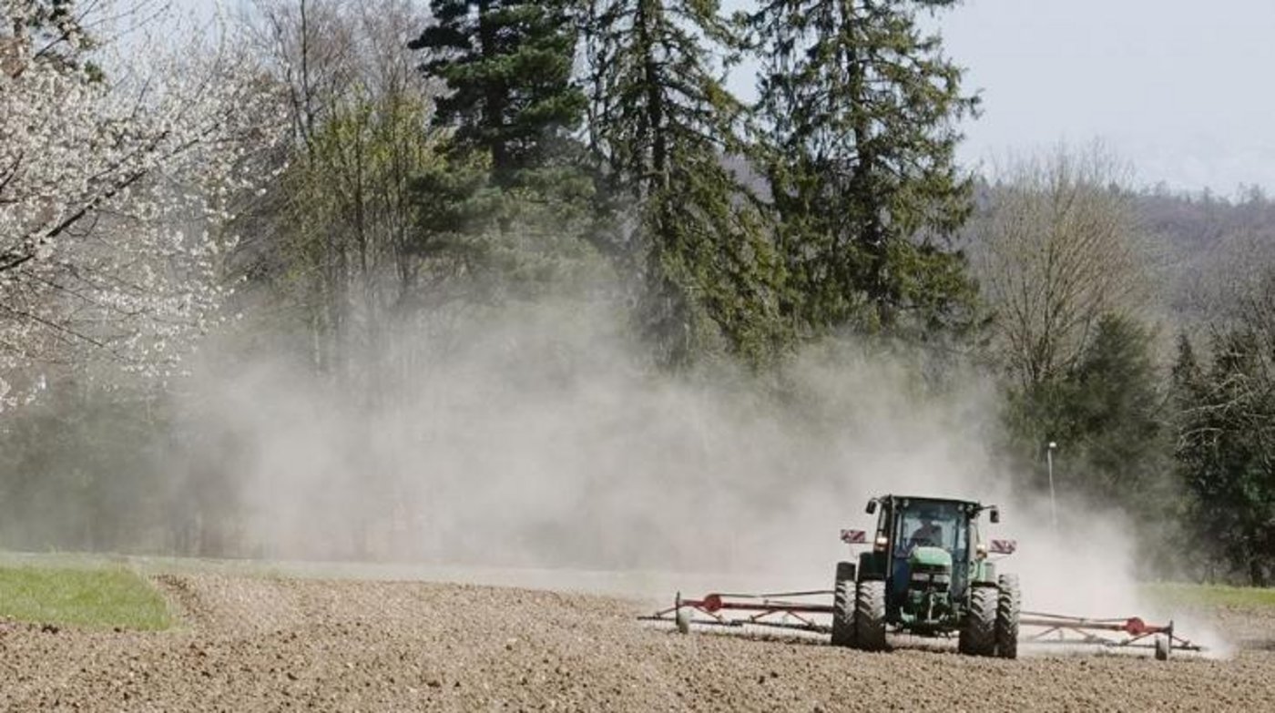 Ein Landwirt beim Blindstriegeln: Nur ein Beispiel von vielen für die ökologischen Fortschritte, welche die Landwirtschaft seit Jahrzehnten macht. (Bild Anna Suter)