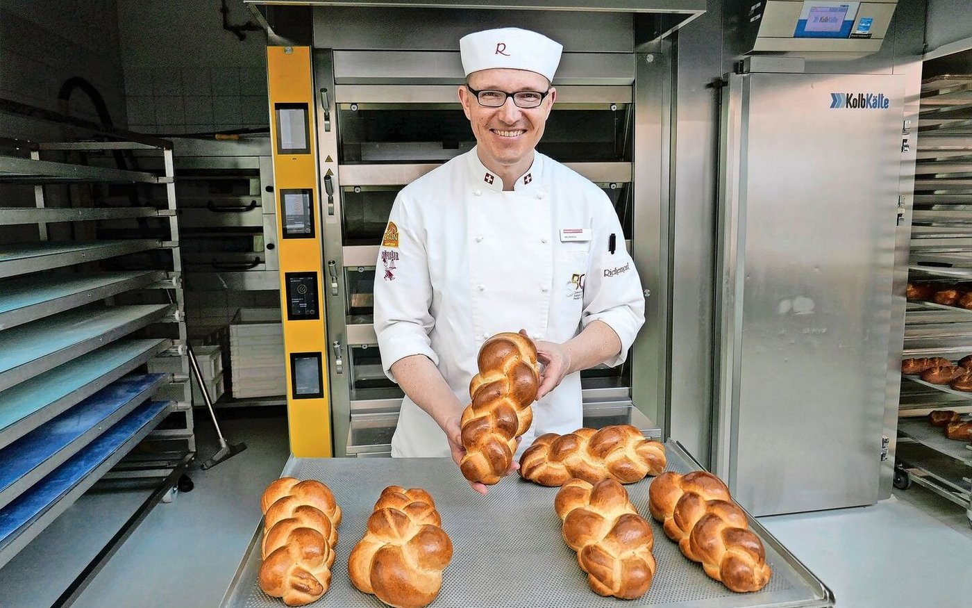 Urs Röthlin präsentiert Butterzöpfe. Sie galten schon im 15. Jahrhundert im Bernbiet als Symbol für Fest- und Sonntage. 