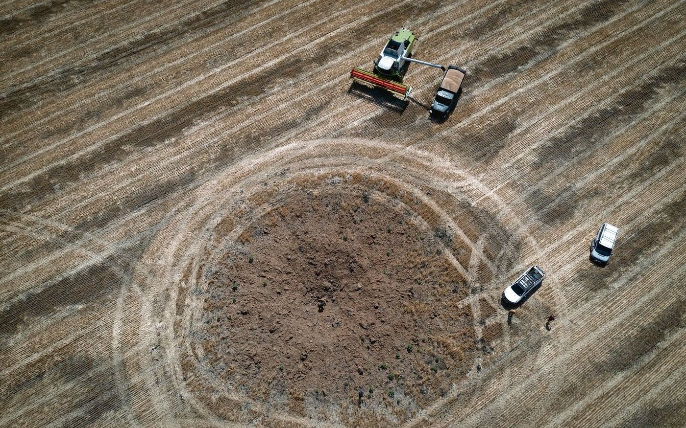 Ständig lauert die Gefahr: Raketenkrater in einem abgeernteten Getreidefeld in der Region Dnjepropetrowsk im vergangenen Juli.
