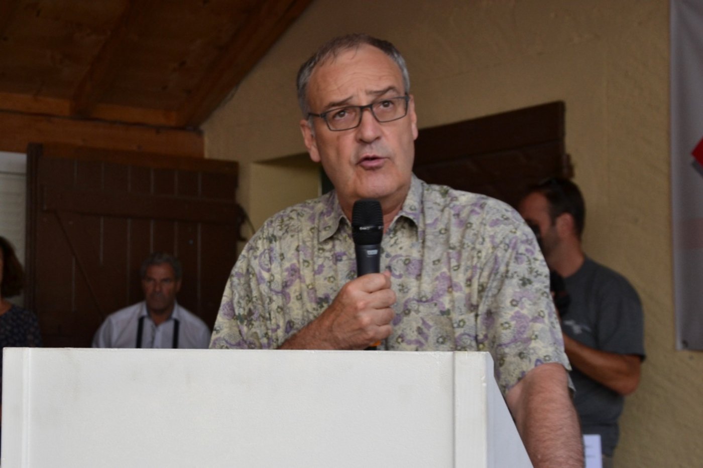 Der Landwirtschaftsminister bei seiner Ansprache auf dem Hof der Weinbauernfamilie Métroz.