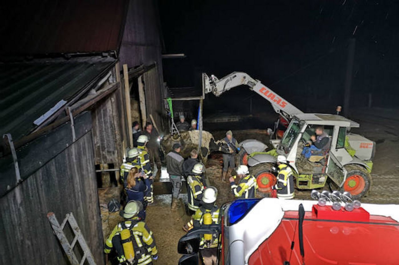 Viele helfende Hände retteten eine Kuh. (Bild Kreispolizeibehörde Märkischer Kreis)
