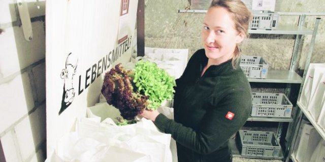 Rachabh Krebs bringt Soliterre-Taschen in den Q-Laden im Berner Lorraine Quartier. Dort ist eines der zwölf Depots, die der Verein jeweils am Mittwoch beliefert. (Bild Lotta Köppel)