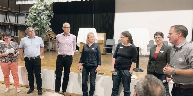Die Politiker Vroni Thalmann, Martin Birrer, Hanspeter Bucheli, Claudia Huser, Laura Spring, Colette Basler und Moderator Markus Kretz (v. l. n. r.). 