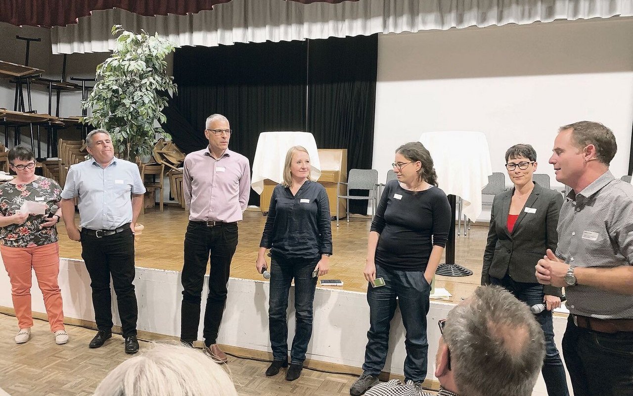 Die Politiker Vroni Thalmann, Martin Birrer, Hanspeter Bucheli, Claudia Huser, Laura Spring, Colette Basler und Moderator Markus Kretz (v. l. n. r.). 