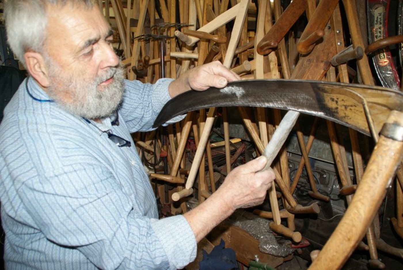 Hansjörg von Känel zeigt, wie man die Sense richtig schärft. (Bilder Michael Goetz)