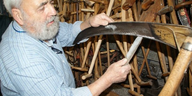 Hansjörg von Känel zeigt, wie man die Sense richtig schärft. (Bilder Michael Goetz)