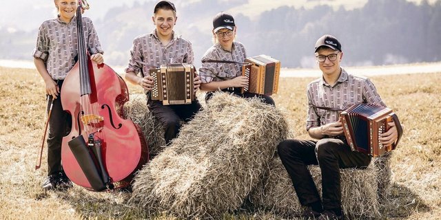 Die Brüder Luca, David, Julian und Dominic Betschart waren als Ländlerformation Kalberweidli-Büeblä in den USA unterwegs (v. l.).
