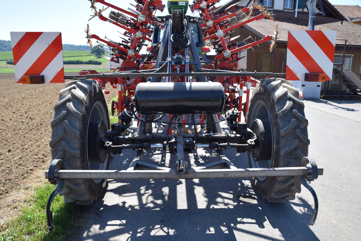 Sechs Meter breit ist das angehängte Hackgerät am Geräteträger von Ruedi Emch. Es können beliebige Hackgeräte daran angehängt werden. (Bild BauernZeitung/Sera J. Hostettler) 