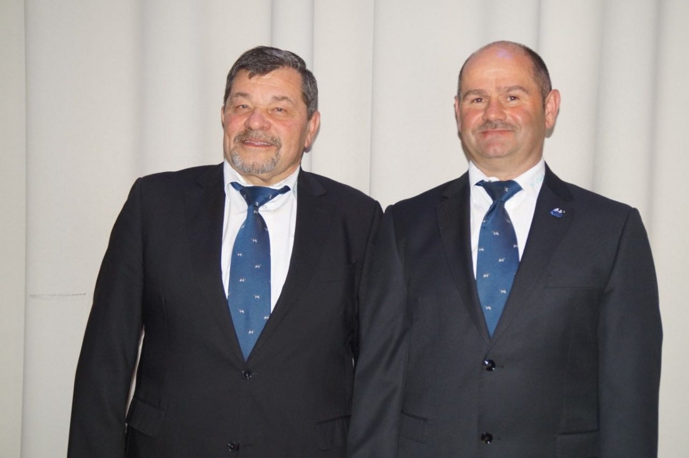 Wechsel in der Leitung des Zuchtverbandes: (v.l.) Der verabschiedete Direktor Pascal Monteleone, der zurückgetretene Präsident Andres Hitz, der neue Präsident Hans Aebischer und der neue Direktor Michel Geinoz.(Bild Josef Jungo)