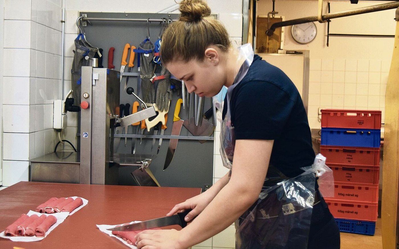 Leandra Schweizer in ihrem Element, hier beim Spiessli machen an ihrem Arbeitsort. 