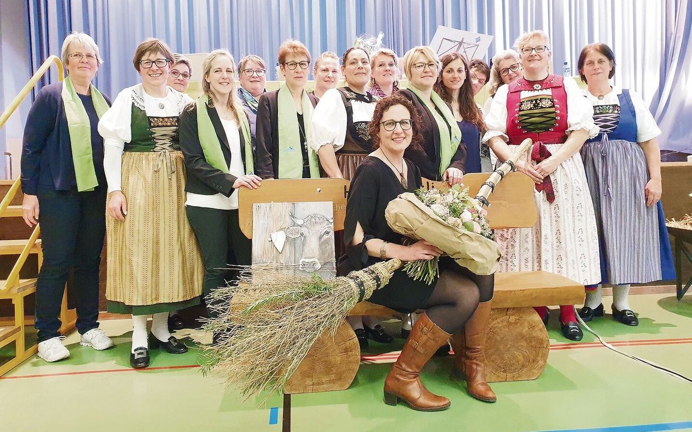 Lotti Baumann mit ihren Abschiedsgeschenken, umringt von den Bezirkspräsidentinnen und Vorstandsfrauen, hinter ihr in der Tracht die neue Präsidentin Andrea Hochuli.