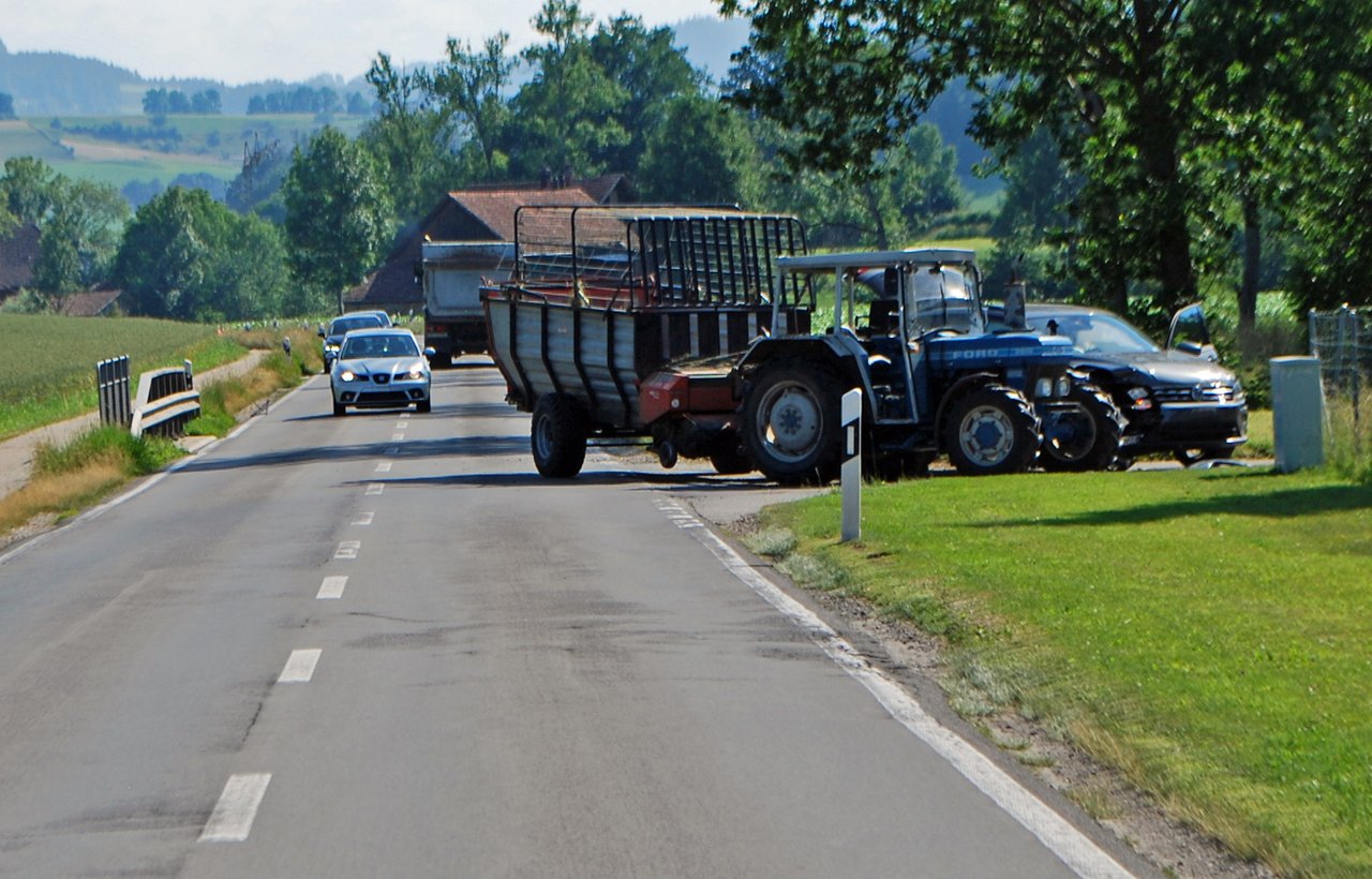Die Unfallstelle in Ruswil LU, wo ein Auto und ein Traktor bei einem Überholmanöver kollidierten. (Bilder Kapo LU)