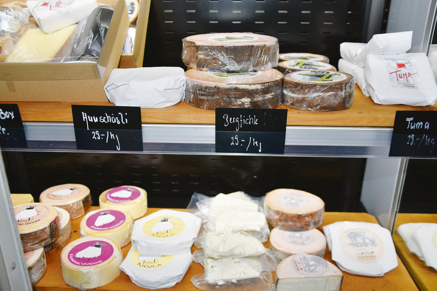 Ein Blick in die Vitrine der «Städtlichäsi» von Willi Schmid in Lichtensteig im Toggenburg.