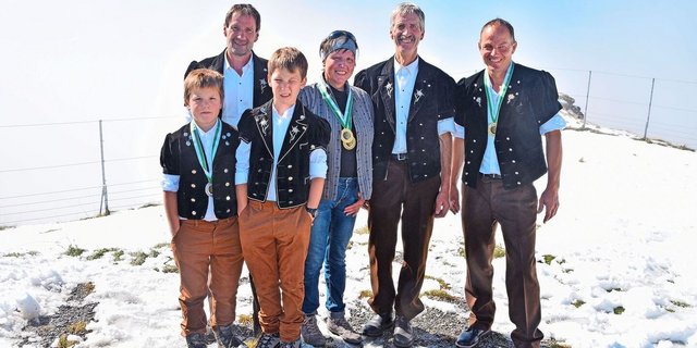 Beim Berner Alpkäse AOP sieht das Klassement folgendermassen aus (v. l. n. r.): 2. Platz Fritz Gerber, Schangnau; 1. Platz Erika Lauber, Lenk; 3. Platz Katharina und Adrian Zeller, Lenk.
