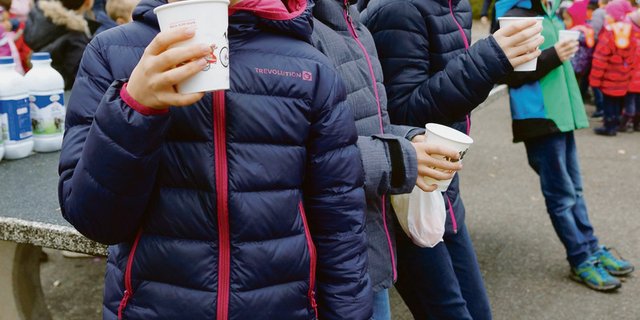 Gestern Donnerstag erhielten die Kinder in den Schulen und Kitas der Zentralschweiz und des Aargaus an insgesamt 552 Standorten eine Portion Milch.(Bild zVg)
