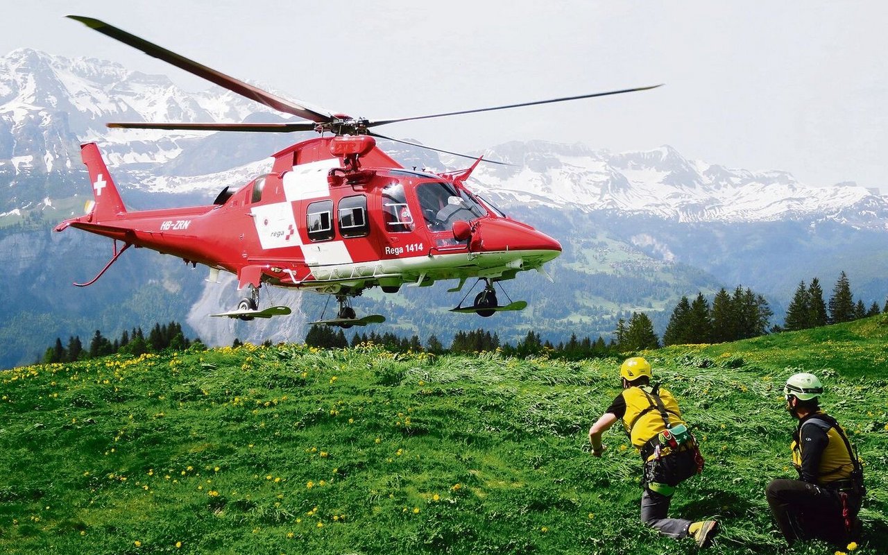 Wenn Viehhüterdrähte und Heuseile, die mehr als zwei Meter über dem Boden gespannt sind, markiert werden, kann schon sehr viel zur Sicherheit der Rega-Crew beigetragen werden.