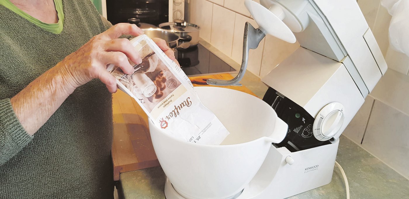 Vieles, das Theres Haas an der Bäuerinnenschule erlernt hat, ist heute noch sehr nützlich. Beim Teigkneten kann man sich aber heute zum Beispiel von der Küchenmaschine helfen lassen. (Bild fj)