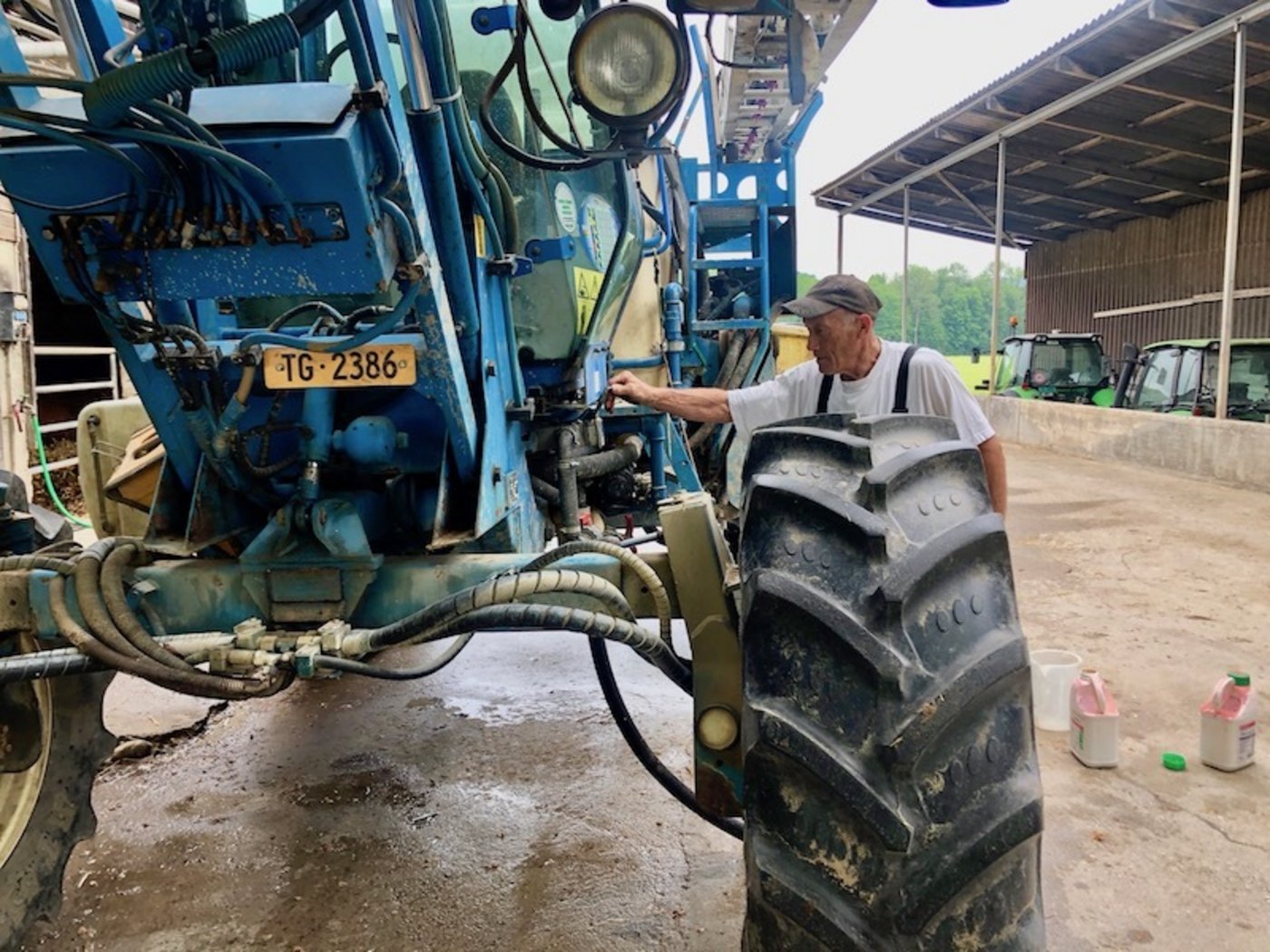 Hans Heiri Büchi arbeitet noch aktiv auf dem Betrieb mit. Hier beim Pflanzenschutz für den Mais.