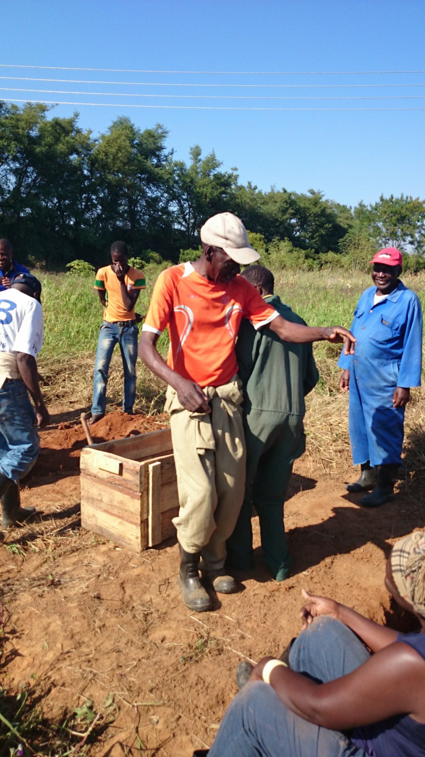 Immer für einen Spass zu haben: Kleinbauer und Workshop-Energizer Jonah führt mit einem Berufskollegen einen „Heutanz“ auf. Der Holzrahmen im Hintergrund dient zur Verdichtung des Heus zu Ballen.