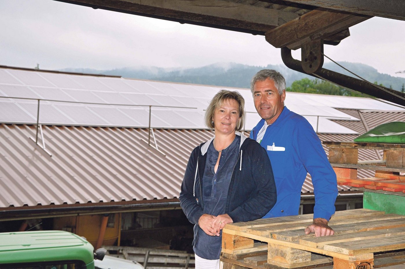 Felix und Therese Gautschi, im Hintergrund ist ihre 30-kW-Photovoltaikanlage zu sehen. (Bild tw) 