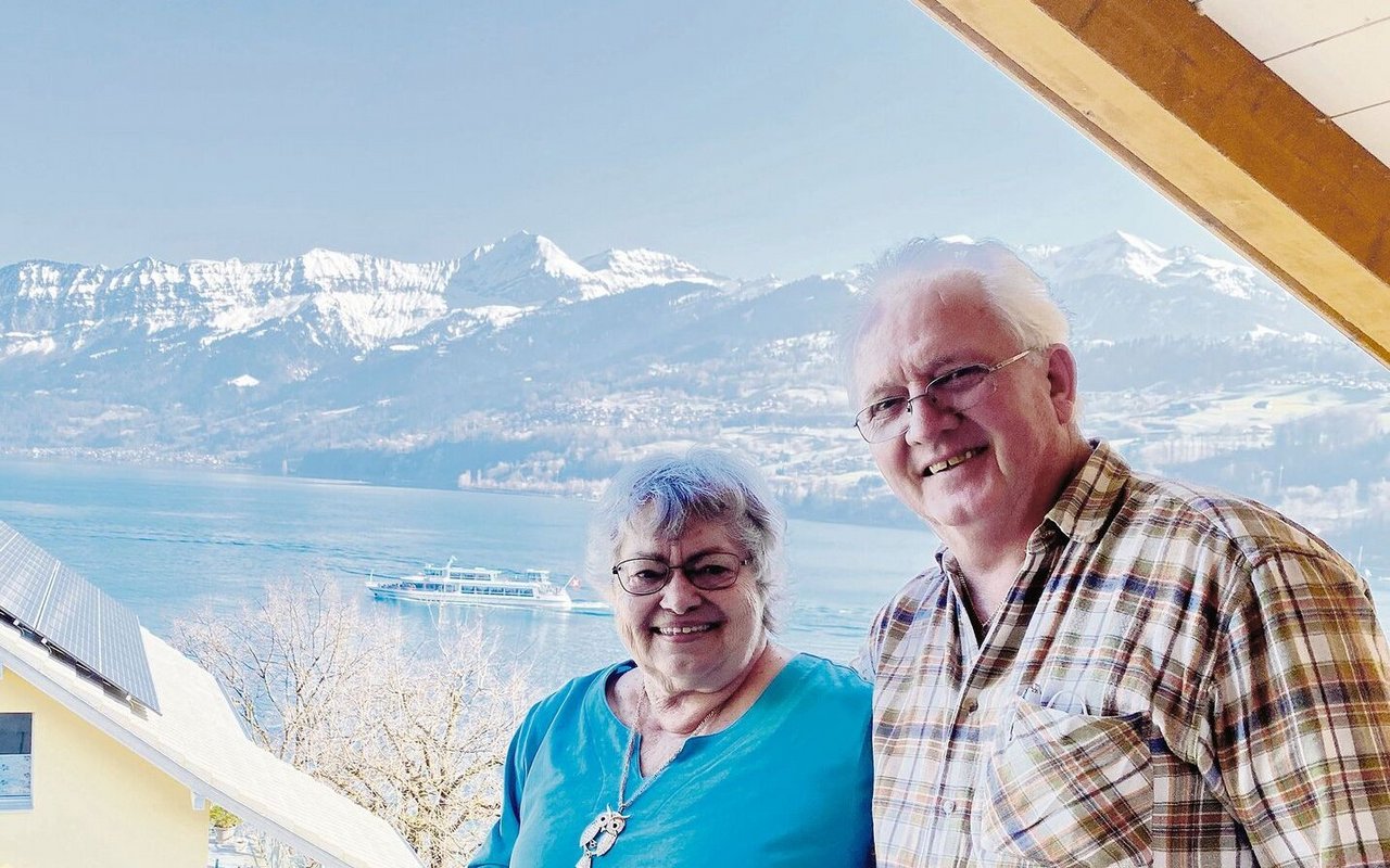 Gertrud Zumsteg, heute 87, und ihre Mann Josef, 76, auf dem Balkon ihres Hauses in Faulensee: Im Berner Oberland fanden die beiden nach der Pensionierung eine neue Heimat. 