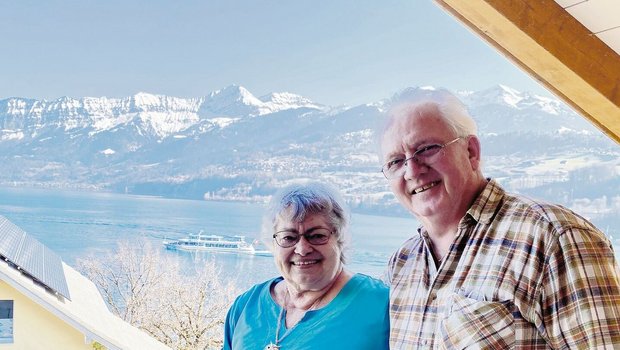 Gertrud Zumsteg, heute 87, und ihre Mann Josef, 76, auf dem Balkon ihres Hauses in Faulensee: Im Berner Oberland fanden die beiden nach der Pensionierung eine neue Heimat. 