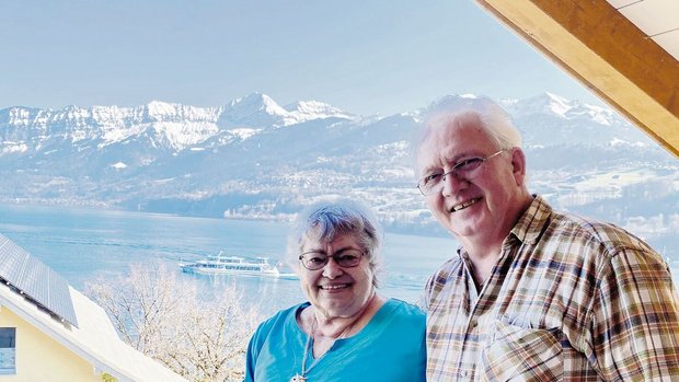 Gertrud Zumsteg, heute 87, und ihre Mann Josef, 76, auf dem Balkon ihres Hauses in Faulensee: Im Berner Oberland fanden die beiden nach der Pensionierung eine neue Heimat. 