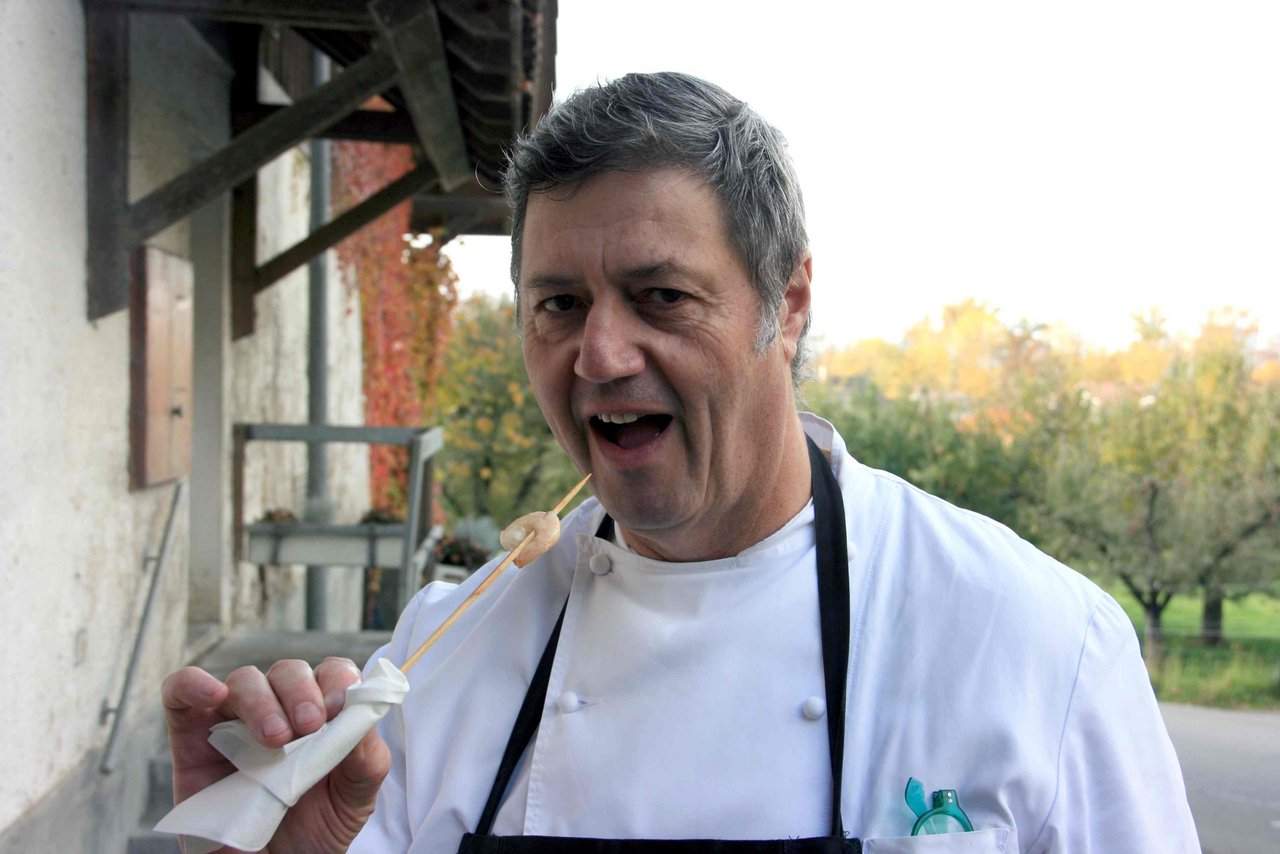 Werner Schürch, Chefkoch des Restaurants Emmenthof zeigt an einem Apero die ersten Shrimps aus dem Bauernhof. (Bild Anton Haas)