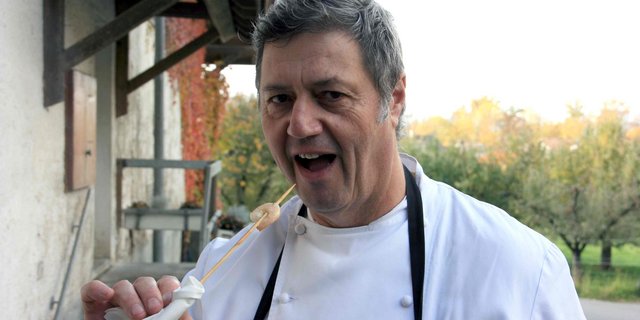 Werner Schürch, Chefkoch des Restaurants Emmenthof zeigt an einem Apero die ersten Shrimps aus dem Bauernhof. (Bild Anton Haas)