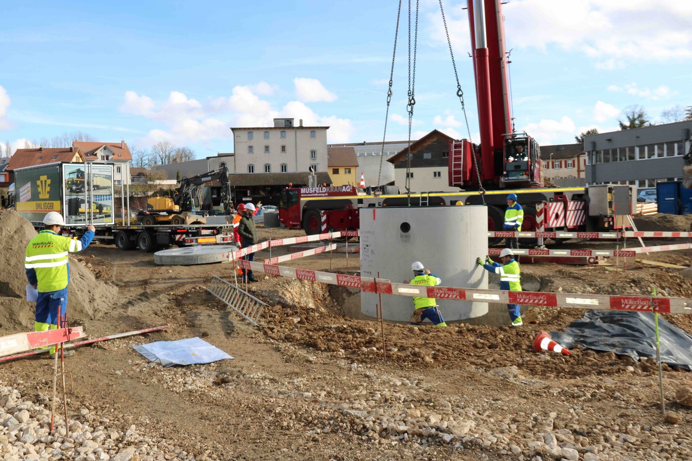 Gleich nachdem der Tank versenkt war, wurde die Abscheideanlage gesetzt. 