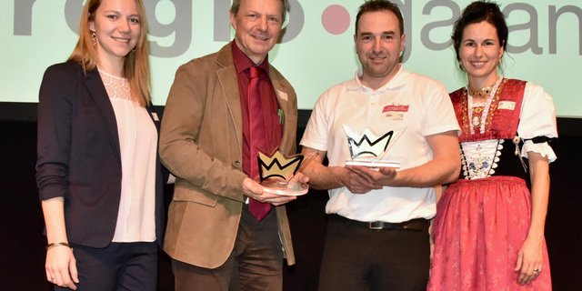 Das sind die diesjährigen Culinarium-Könieinege: Der Hotelier Roland Stump mit Tochter Vivien (links im Bild) und der Käser Matthias Koch mit Gattin Maria.	(Bild Heidy Beyeler)