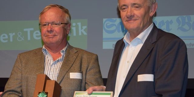 Die Brüder Markus (links) und Ernst Möhl mit ihrem Preis. (Bild jw)