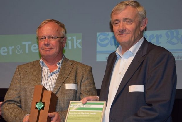 Die Brüder Markus (links) und Ernst Möhl mit ihrem Preis. (Bild jw)