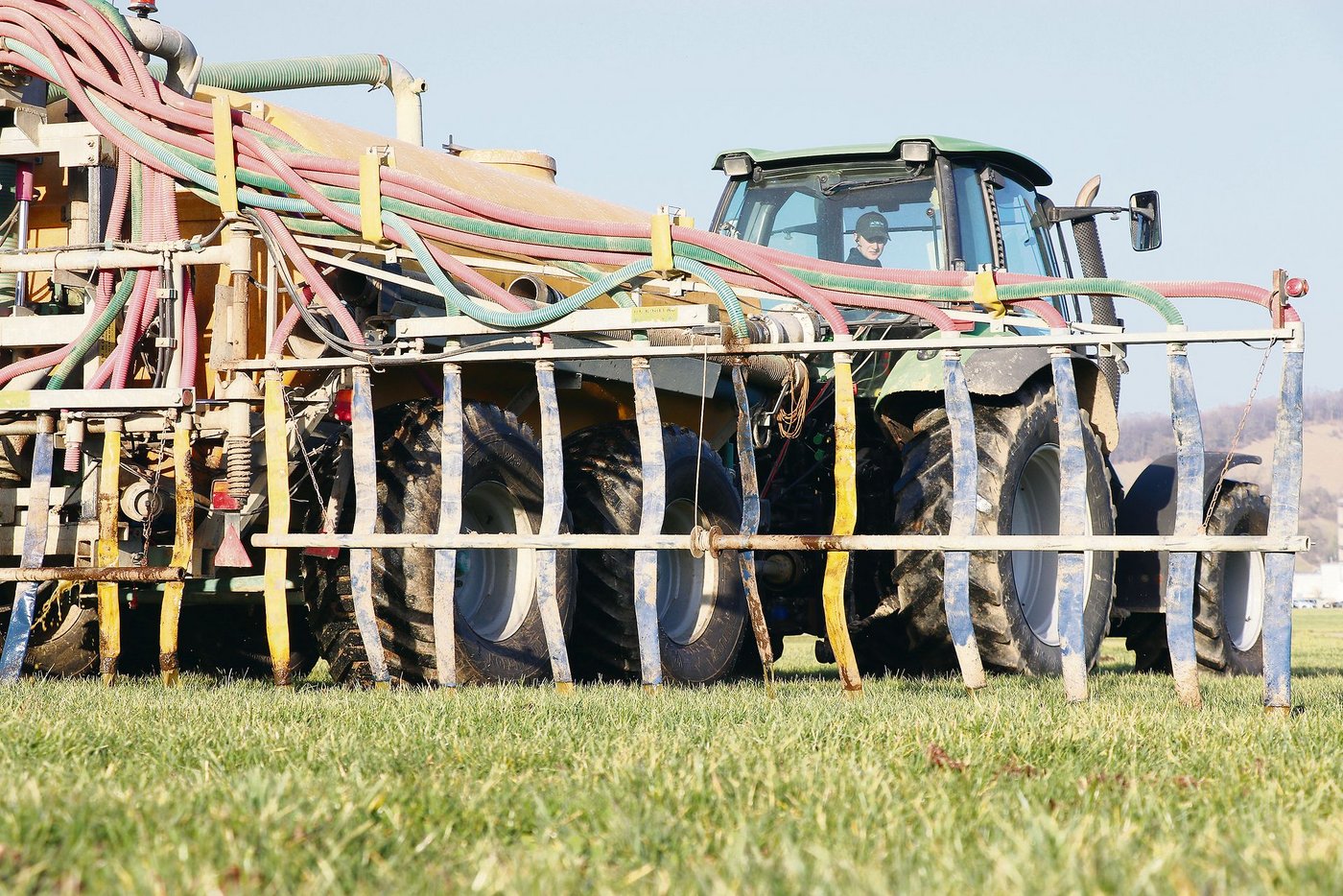 Ob sich beispielsweise ein eigenes Güllefass rechnet, hat natürlich auch mit der Ausbringmengezu tun.   (Bild Ruth Aerni)