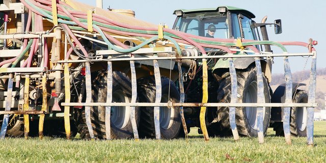 Ob sich beispielsweise ein eigenes Güllefass rechnet, hat natürlich auch mit der Ausbringmengezu tun.   (Bild Ruth Aerni)