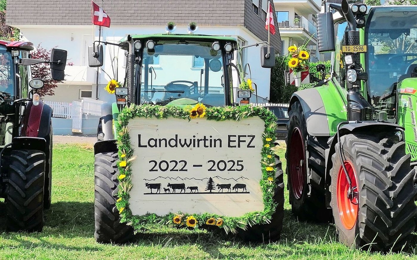 Zur Feier des Tages waren auf dem Arenenberg rund 50 geschmückte Traktoren aufgefahren.  
