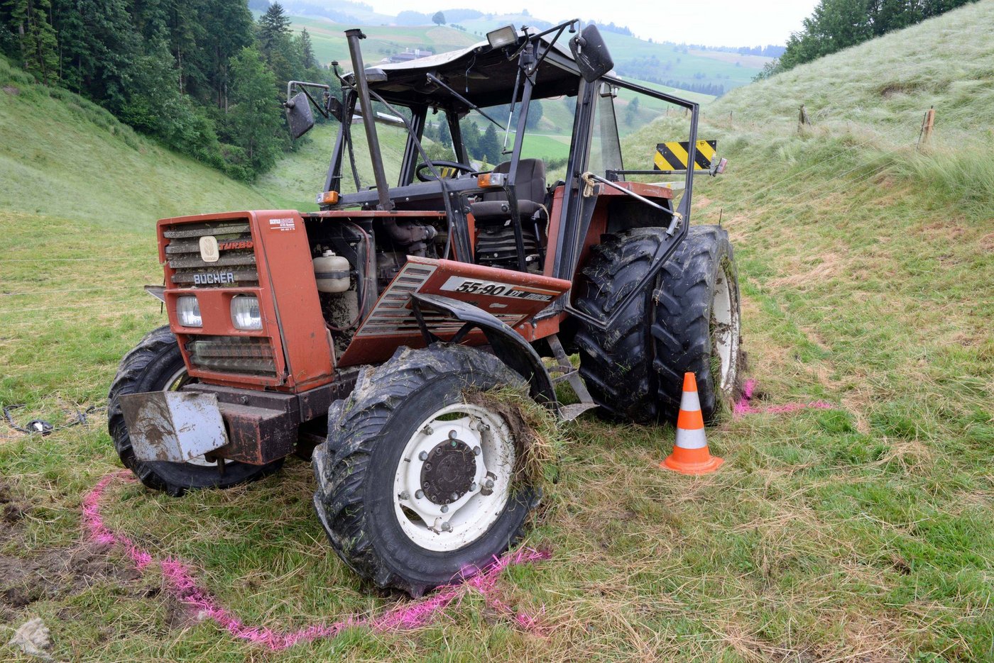 Der Traktor hat nach dem Unfall grossen Schaden erlitten. (Bild Kapo Luzern)