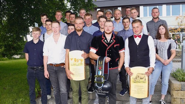 Die Absolvent(innen) Die Absolvent(innen) von Hohenrain, Klasse 1b.
