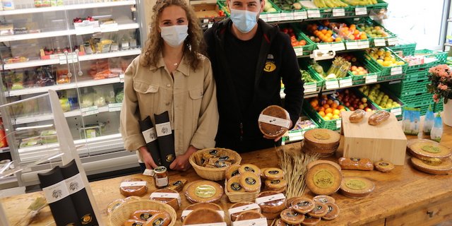 Patric Gonzalez, Inhaber der Panetteria Pasticceria Alimentari, und seine Freundin Giada Roganti präsentieren die grosse Auswahl an Kastanienspezialitäten aus dem Haus Gonzalez. (Bilder Benildis Bentolila)