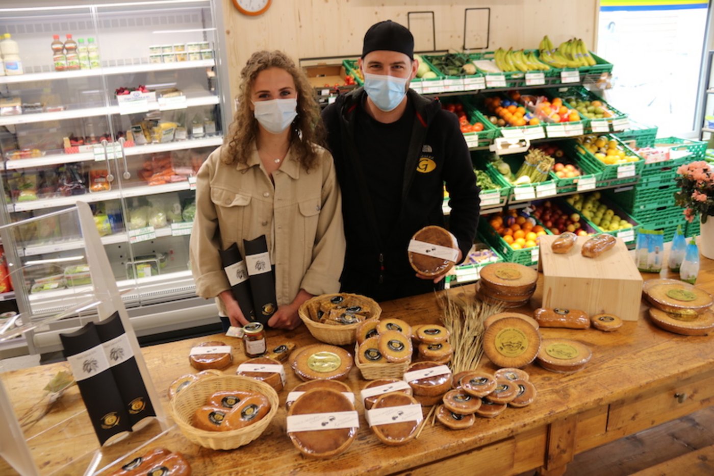 Patric Gonzalez, Inhaber der Panetteria Pasticceria Alimentari, und seine Freundin Giada Roganti präsentieren die grosse Auswahl an Kastanienspezialitäten aus dem Haus Gonzalez. (Bilder Benildis Bentolila)