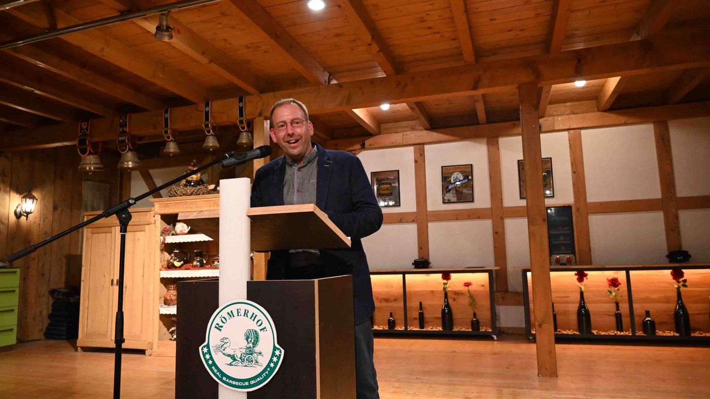 Schulratspräsident Fred Grunder hielt eine humorvolle Rede über das aus dem Weg räumen von Steinen.