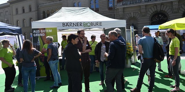 Eine Möglichkeit zum Austausch wollte der Bärner Biomärit bieten. Und sich ausgetauscht wurde fleissig. (Bilder BauZ/aw)