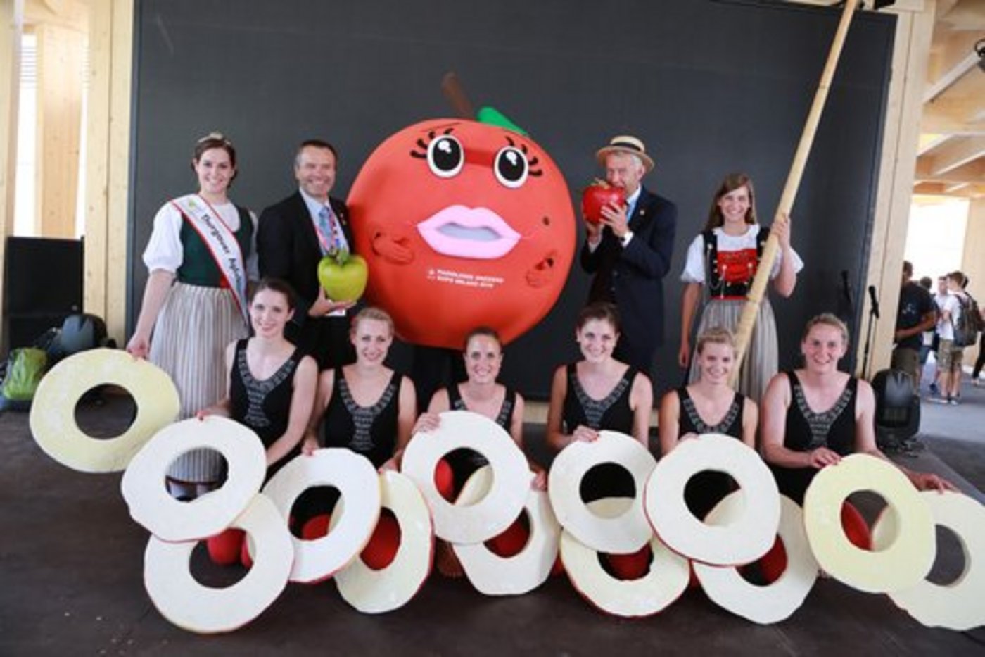 Im Zeichen der Apfelringli: Monika Ausderau, Urs Schneider, Nicolas Bideau und Lisa Stoll (oberer Reihe, v.l.n.r.) zusammen mit Maskottchen Sylvie. (zvg)