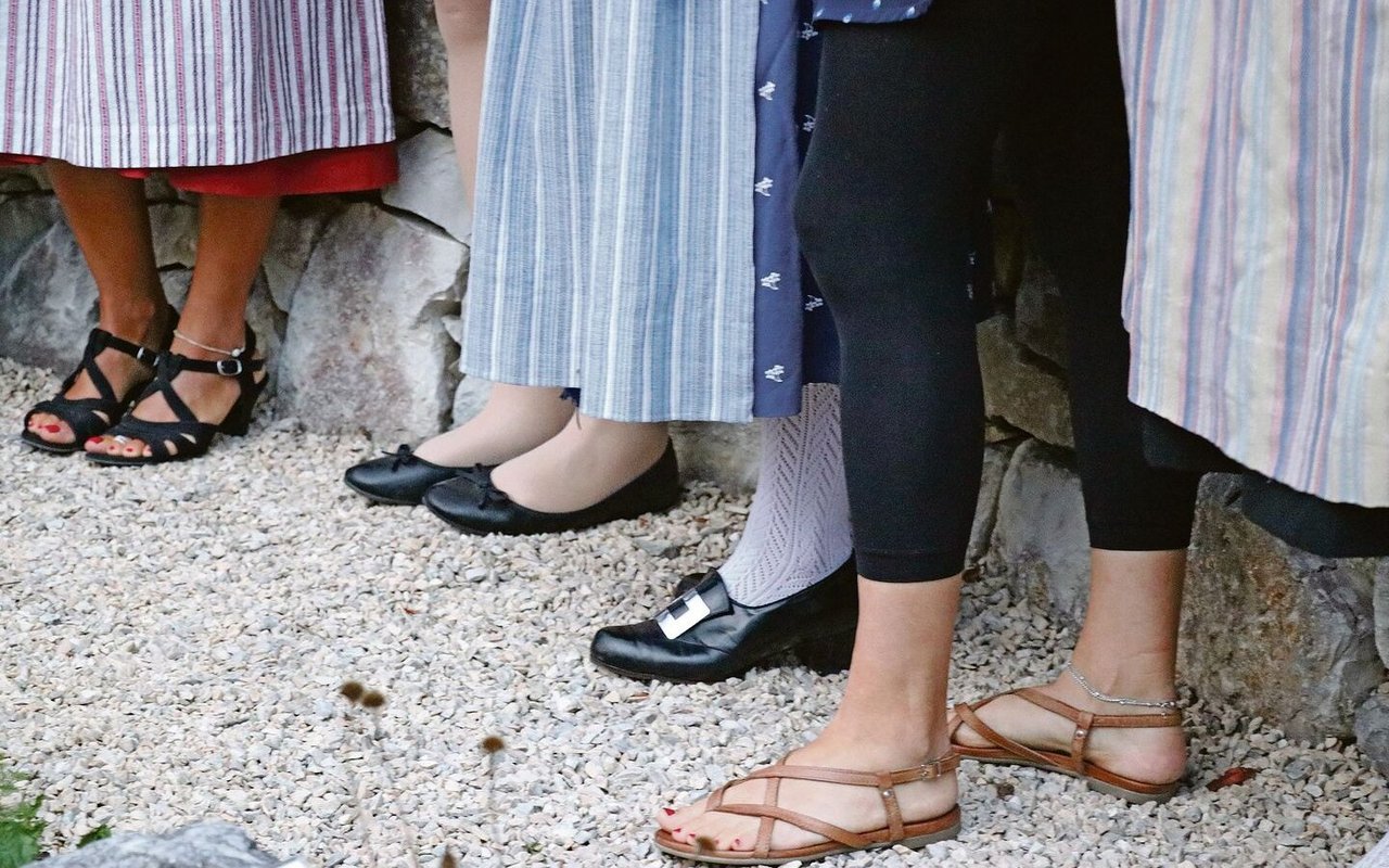 Blick auf das weibliche Schuhwerk an einer landwirtschaftlichen Diplomfeier. Genauso wie die Frauen selbst reicht es von traditionell bis modern.